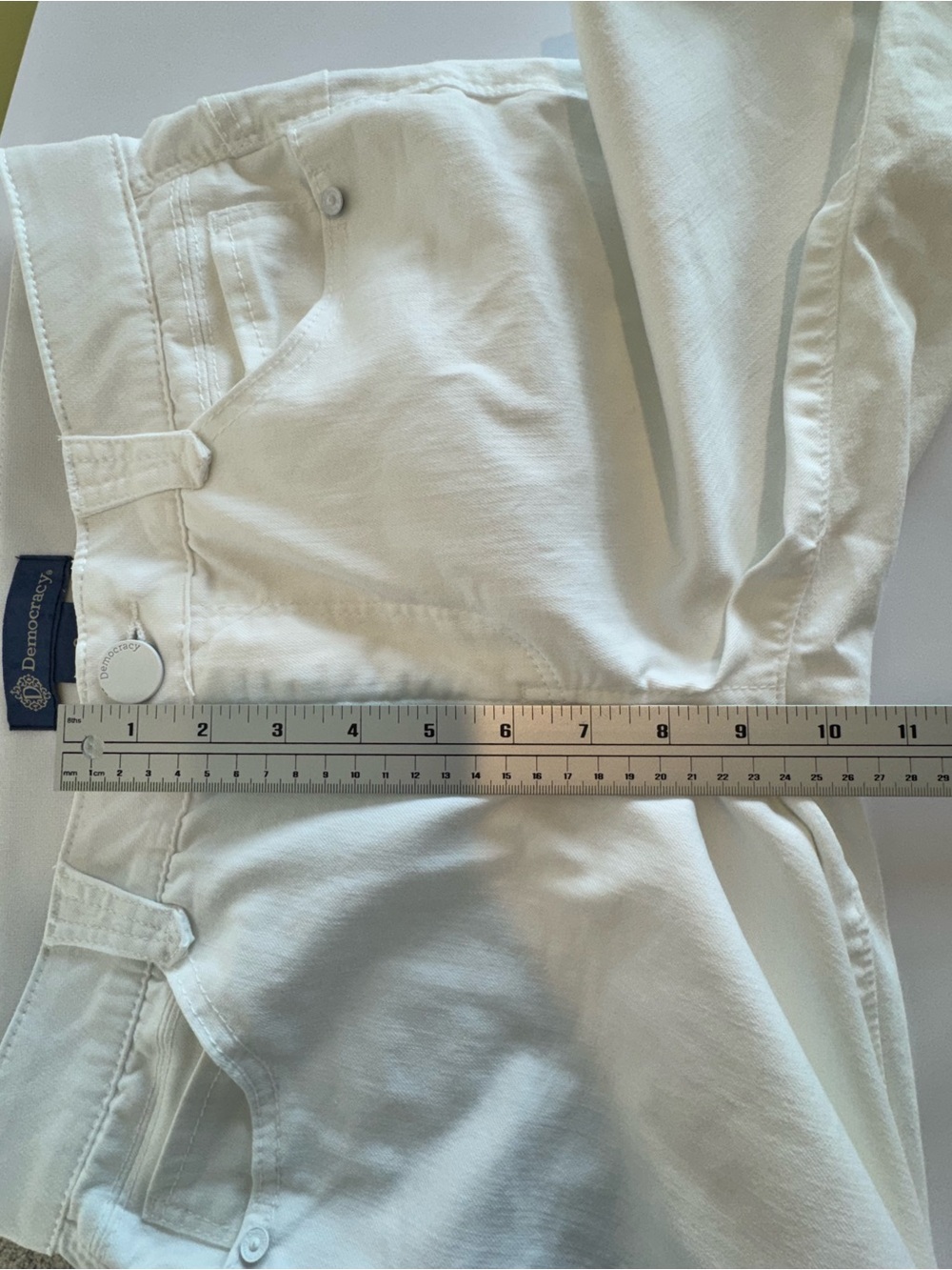Democracy “Ab”solution White Bermuda Shorts Size 8 NWOT Stretch Mid Rise - Picture 9 of 11